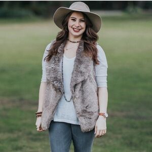 MAURICES Brown Faux Fur Vest Knit back Cascade Open Front Pockets Cozy Sz Medium